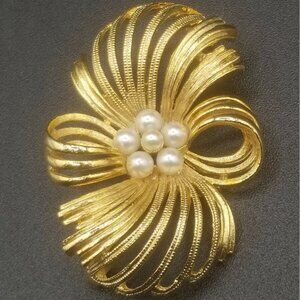 Lisner Jewelry Brooch Faux Pearl Textured Gold Tone Floral Signed Mid Century